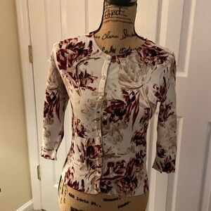 Beautiful White House Black Market Fitted Cardigan